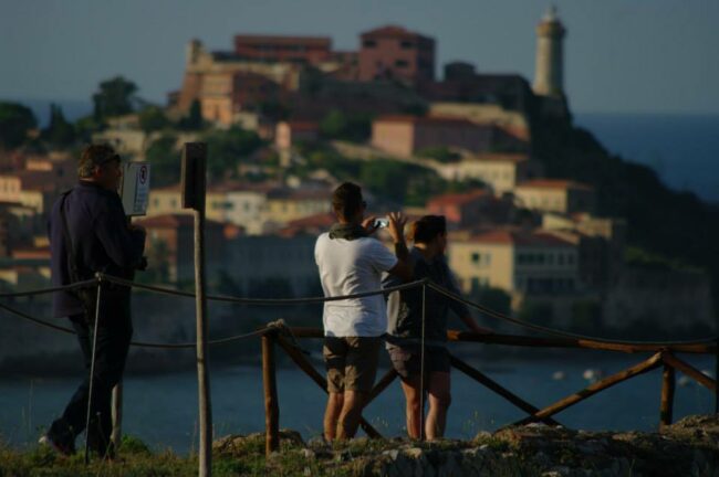 Portoferraio sullo sfondo