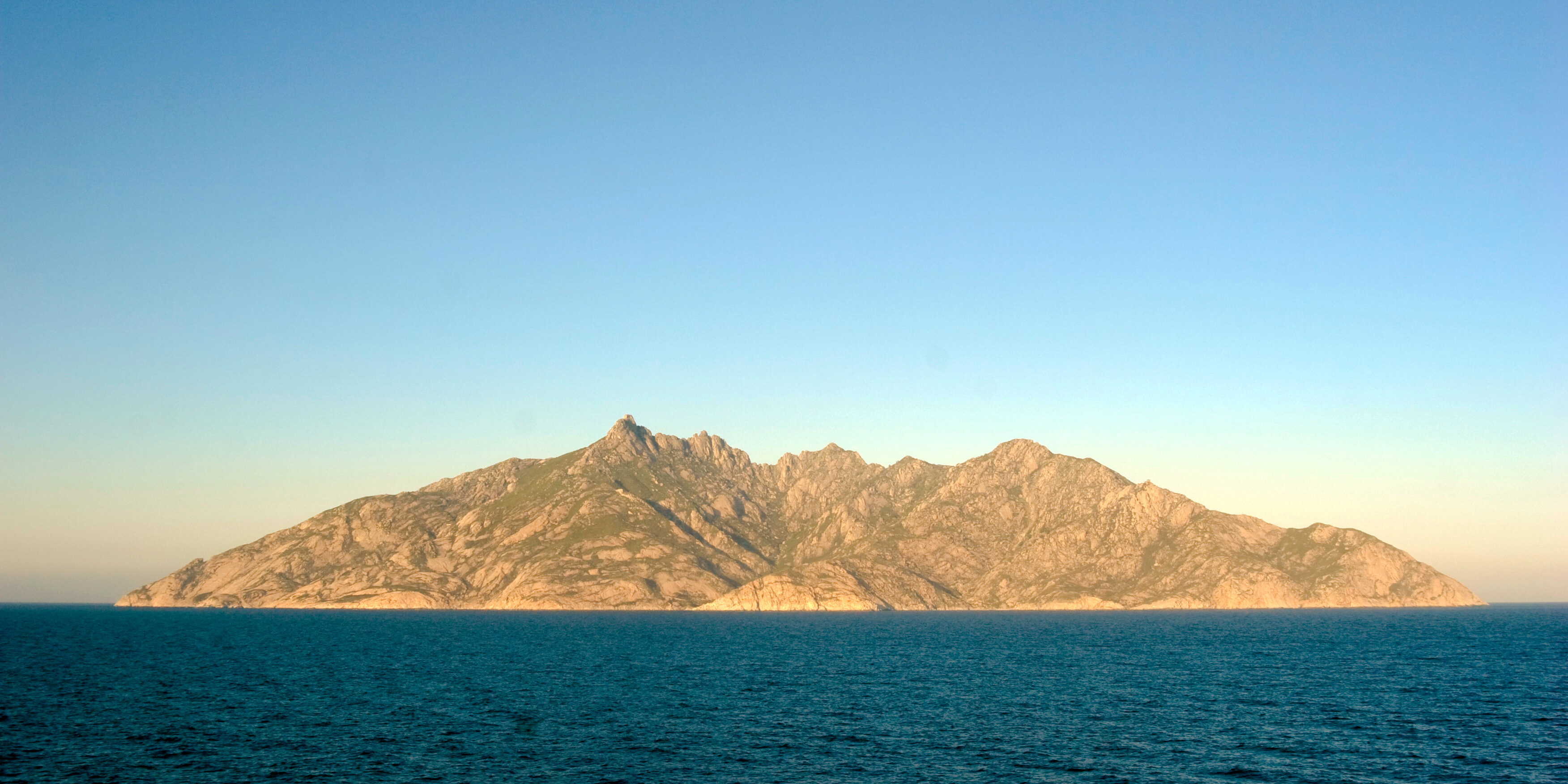Montecristo_islet